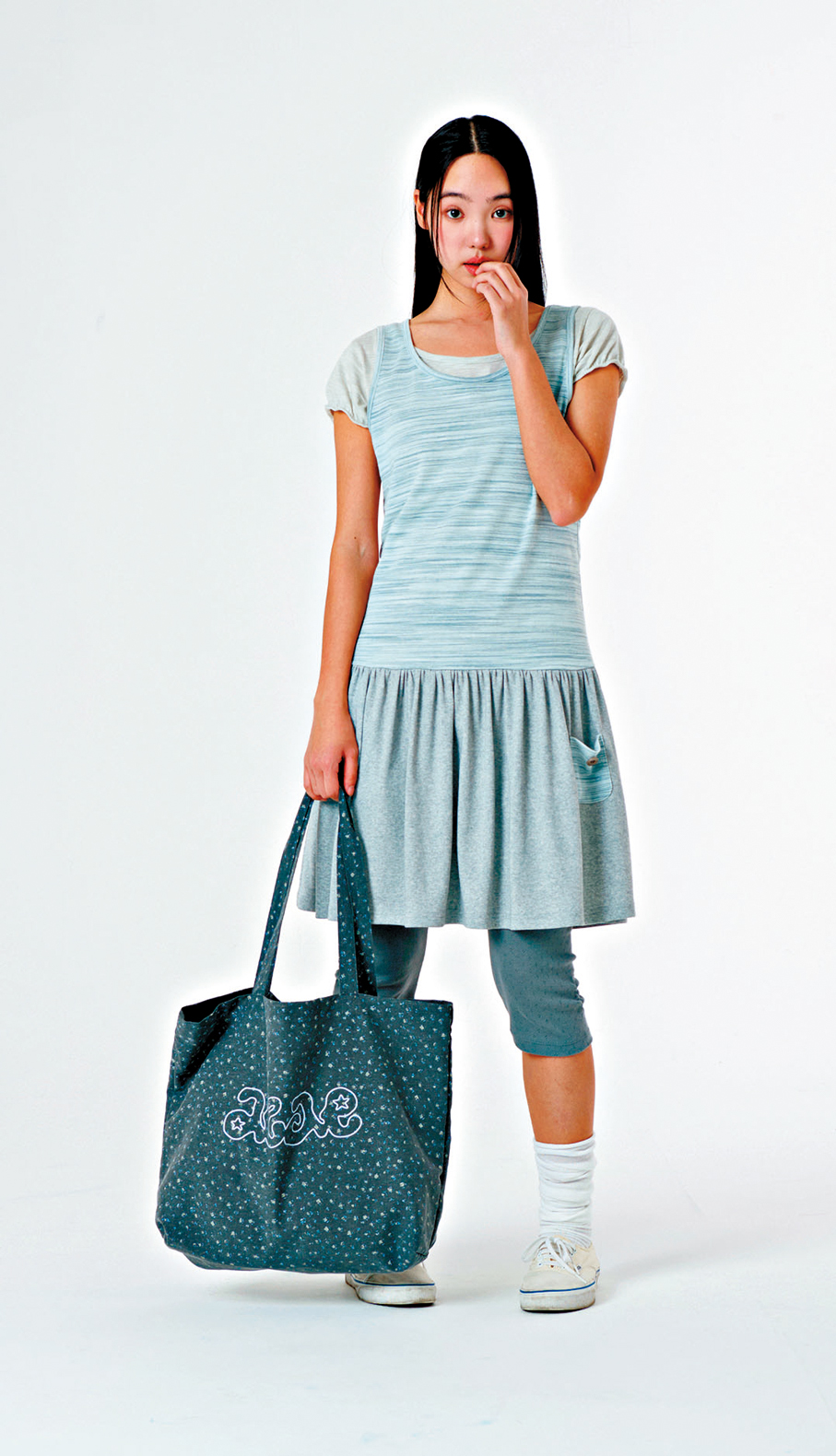 ●春夏系列「Neverland」配襯大容量帆布袋。