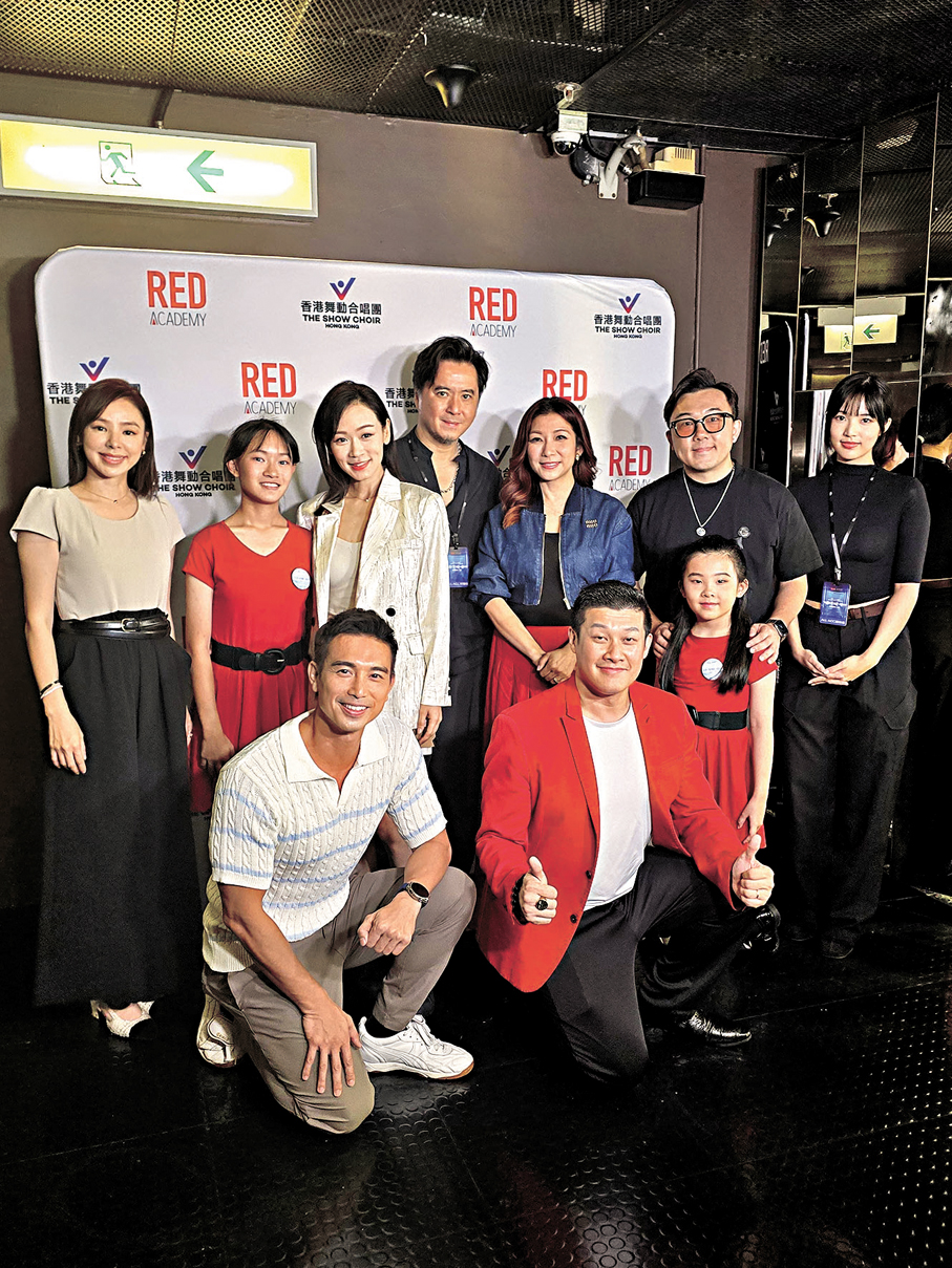 ●楊思琦（後排左三）與女兒（後排左二）前晚同台表演。    香港文匯報記者林子棠  攝