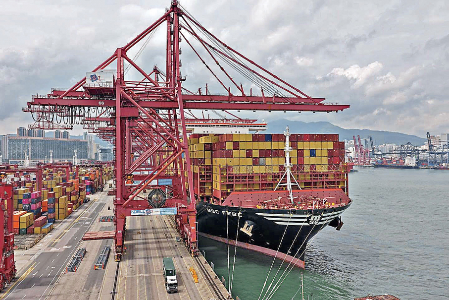●香港海港聯盟近日成功為地中海航運公司旗下的超大型貨櫃船MSC FEBE處理了8,335次貨櫃裝卸。 運輸局Fb圖片