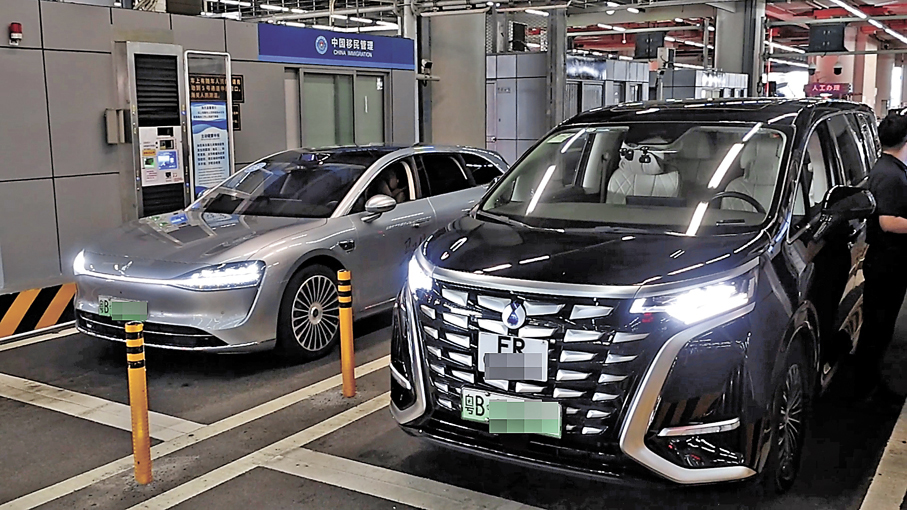 ●粵車南下及港車北上於今年暑假雙向奔赴。圖為粵車經港珠澳大橋珠海口岸通關。 受訪者供圖