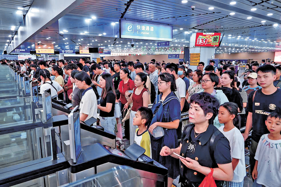 ●粵港澳暑假跨境出行火熱。圖為旅客經港珠澳口岸通關。 受訪者供圖