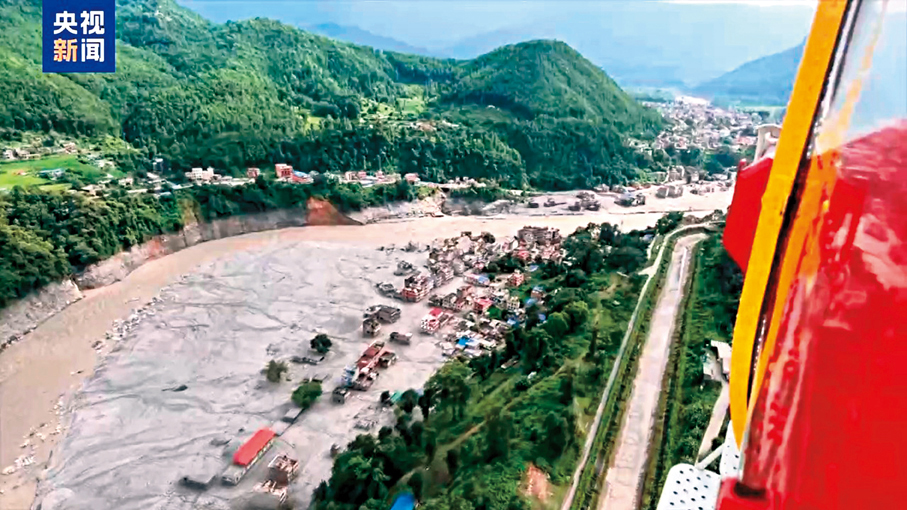 ●災區沿途多處民房被泥沙嚴重掩埋，地面交通阻斷。 央視截圖