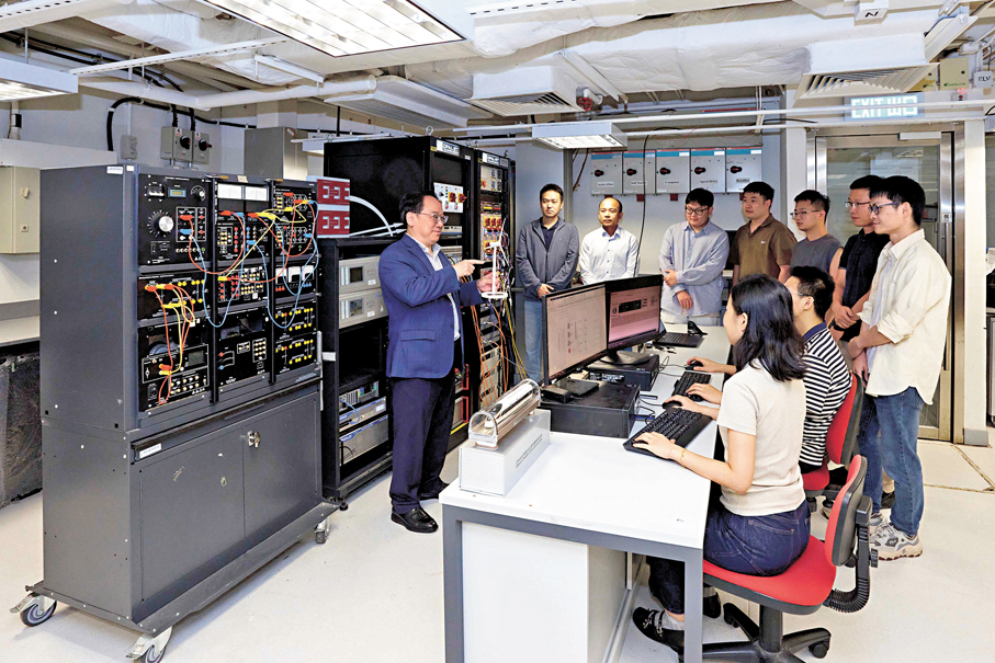 ●香港理工大學昨日宣布正式成立「InnoHK智能電網與能源技術研究中心」（InnoHK I-GET）。圖為鍾志勇實驗室。 理大供圖