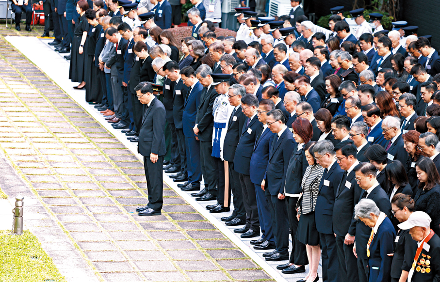 ●為紀念中國人民抗日戰爭暨世界反法西斯戰爭勝利81周年，香港特區政府昨日早上在香港大會堂紀念花園舉行官方儀式。 中通社