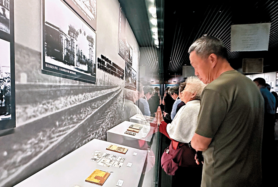 ●東北流亡師生後代參觀展覽。 香港文匯報記者于珈琳 攝