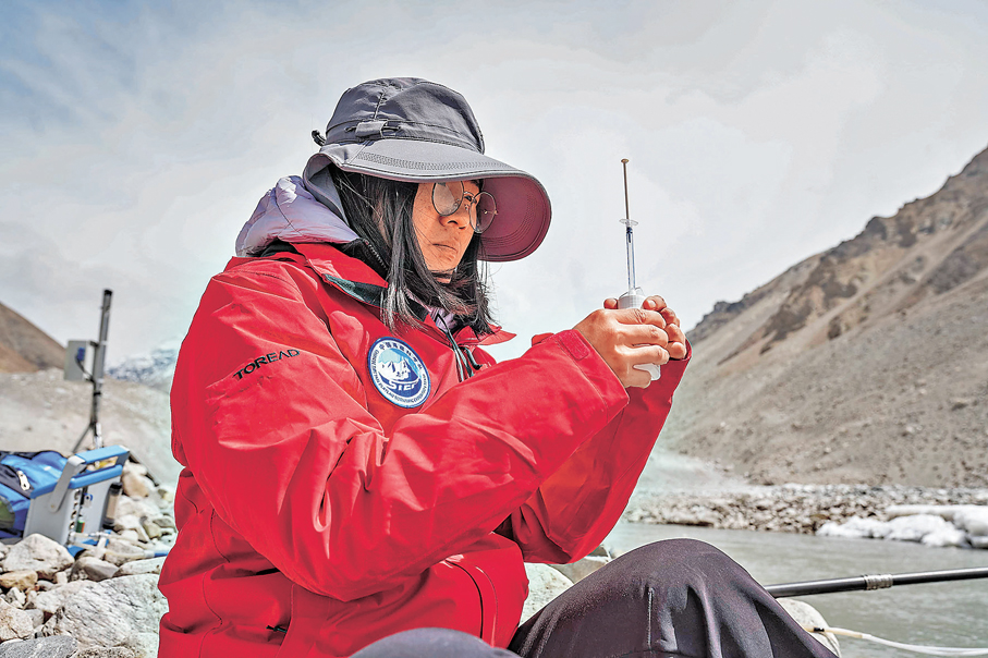 ●較早前在珠峰登山大本營附近，中國科學院青藏高原研究所科考隊員在檢測絨布冰川末端水質。