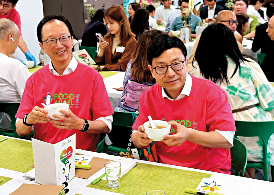 ●勞工及福利局局長孫玉菡（右）與惜食堂主席梁錦松。香港文匯報記者張茗 攝
