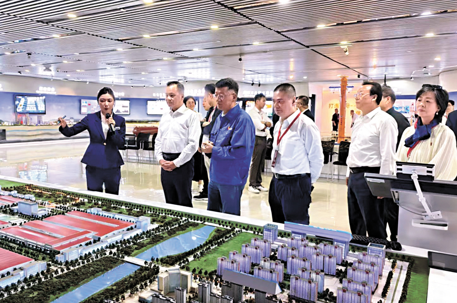 ●考察團一行在蘭石集團參觀。香港文匯報記者郭濤 攝