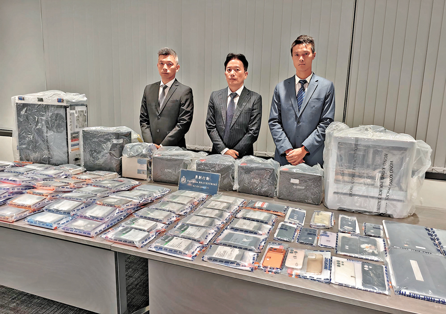 ●警方在行動中檢獲智能電話、平板電腦、電腦及外置儲存裝置等。 香港文匯報記者劉友光  攝