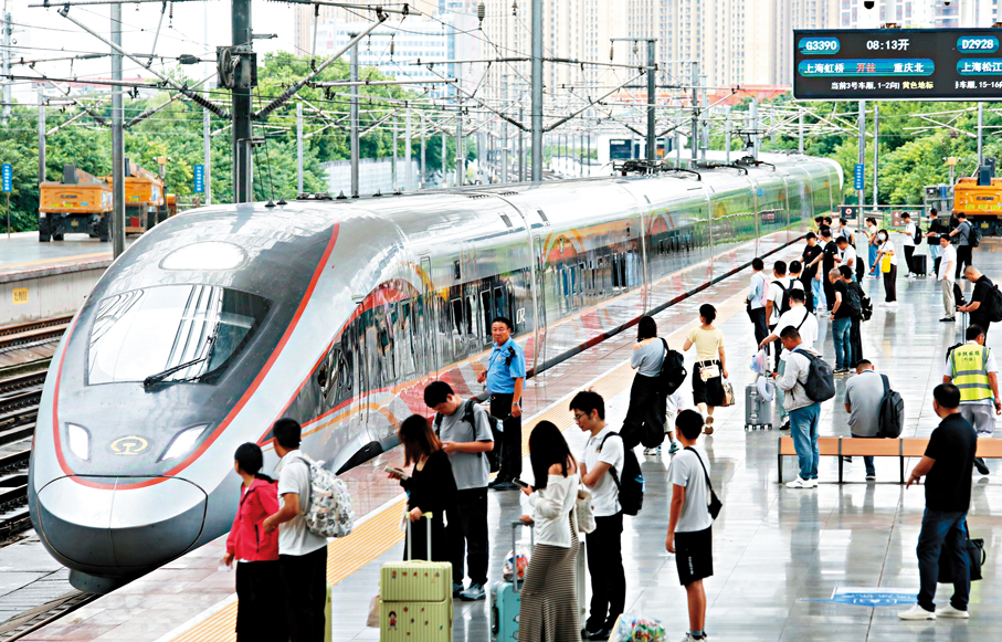 ●內地8月居民出行、休閒娛樂、景區遊覽、住宿餐飲等活動表現良好，並對價格端形成支撐。 資料圖片