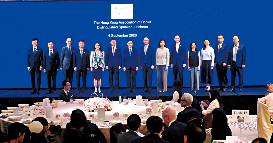 ●行政長官李家超（左七）、香港銀行公會主席孫煜（左六）、金管局總裁余偉文（右七）及其他嘉賓昨出席香港銀行公會「卓越人士講座暨午餐會」。 香港文匯報記者涂穴  攝
