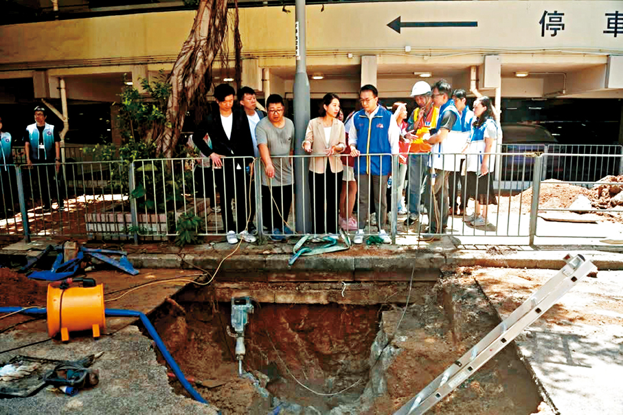 ●郭芙蓉跟進葵盛圍爆水管情況。 受訪者供圖