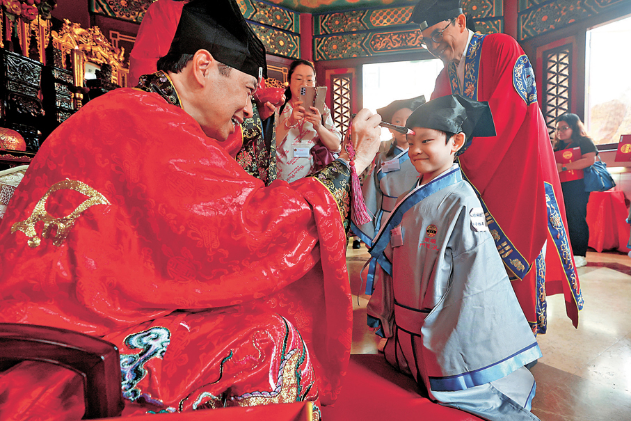 ●學童額頭點上硃砂，祝福學業進步。