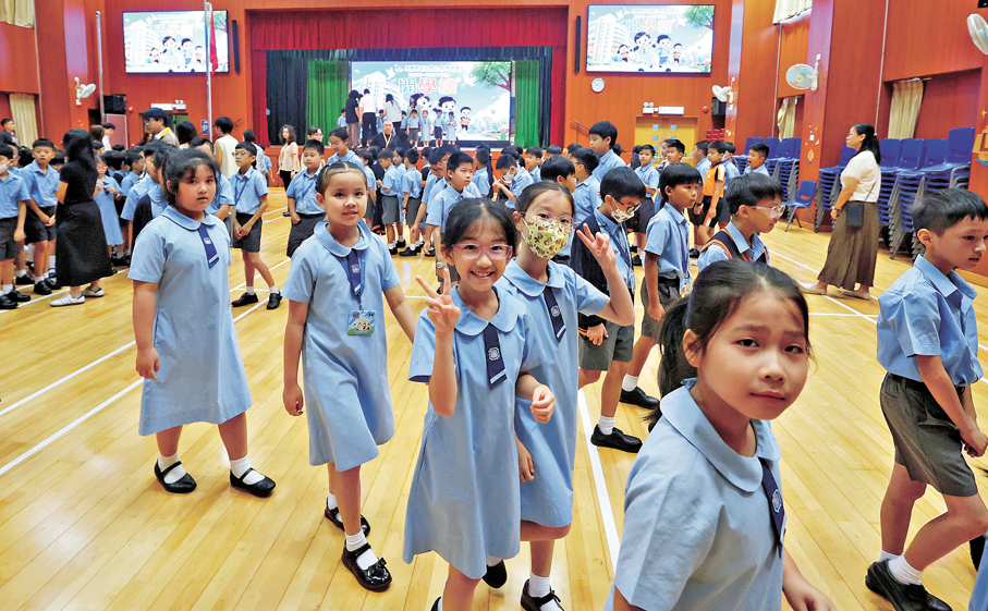 ●學童身穿整齊校服，精神抖擻地迎來新學年。 