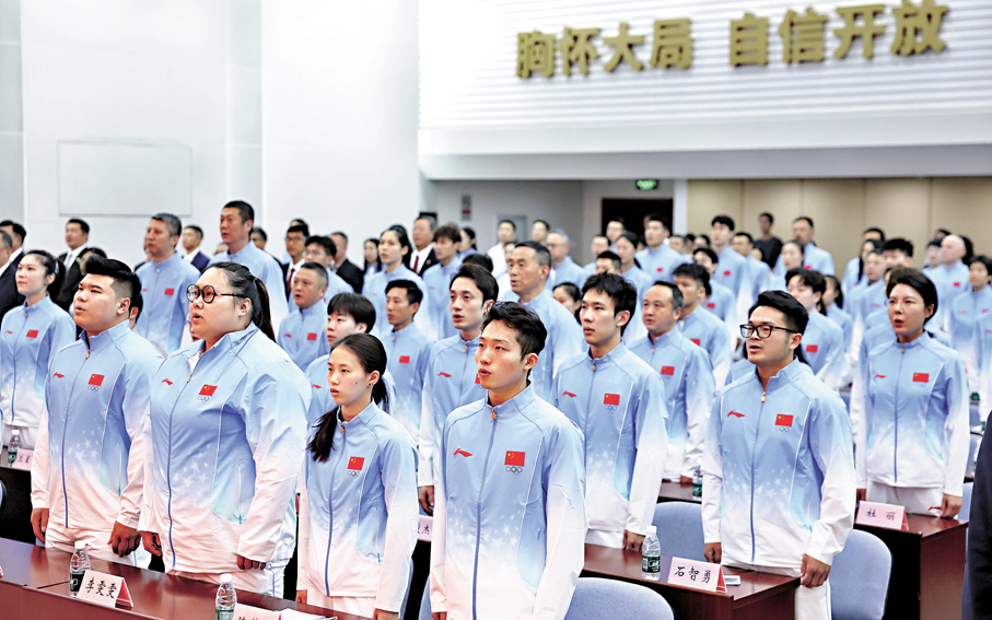 ●參會人員在大會開始前唱國歌。 新華社
