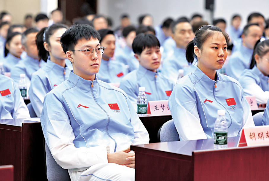 ●中國籃球主將胡明軒（左）與女排隊長龔翔宇一同出席動員大會。 新華社