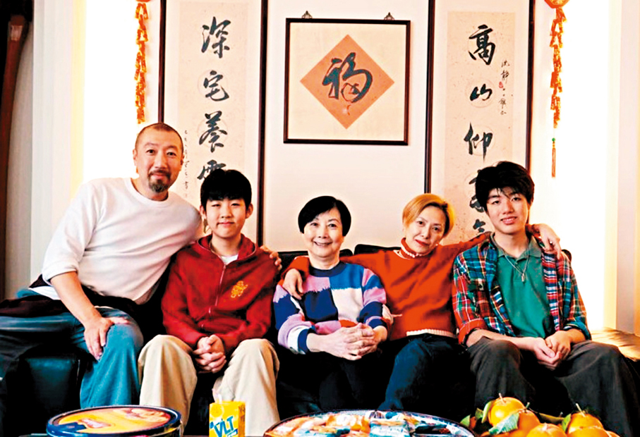 ●「蝦餃仔」劉昇（右一）將升讀大學。 資料圖片