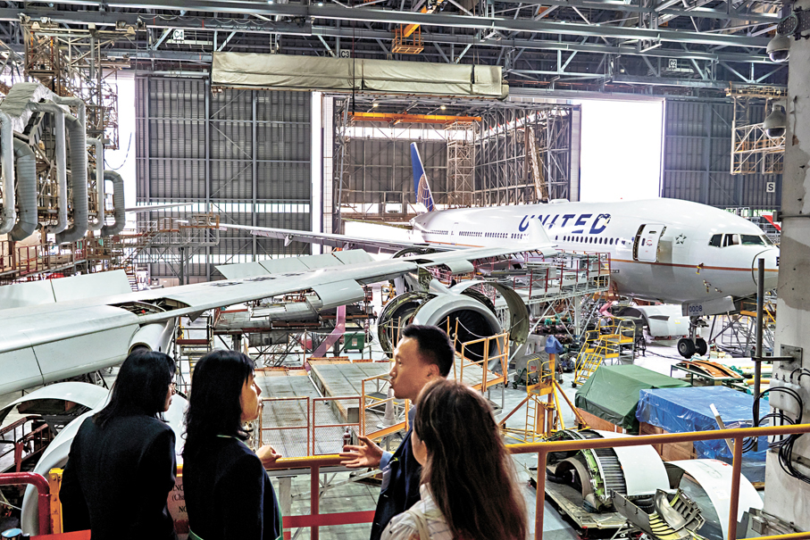 ●陳美寶日前參觀港機維修機庫。 陳美寶網誌圖片