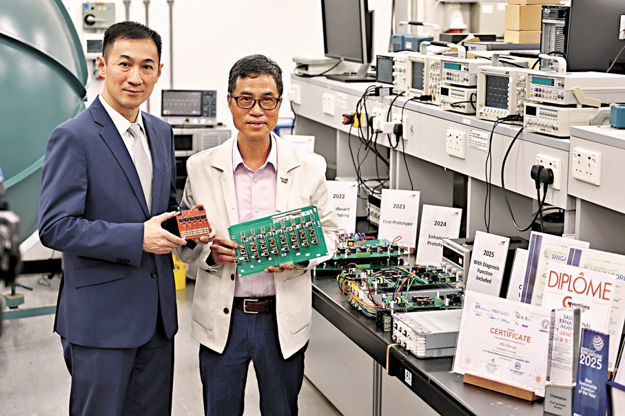 ●城大電機工程學系教授鍾樹鴻（右）與環境及生態局氣候變化專員楊秀權（左）。香港文匯報記者黃艾力  攝