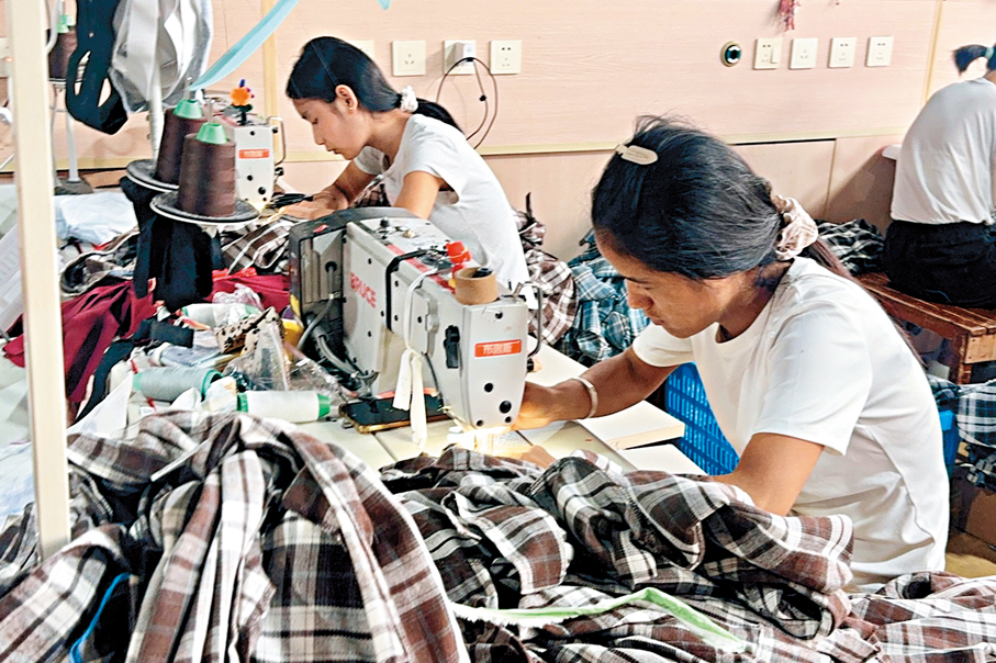 ●與普通服裝廠不同，「腎友工廠」的員工以尿毒症病人為主。