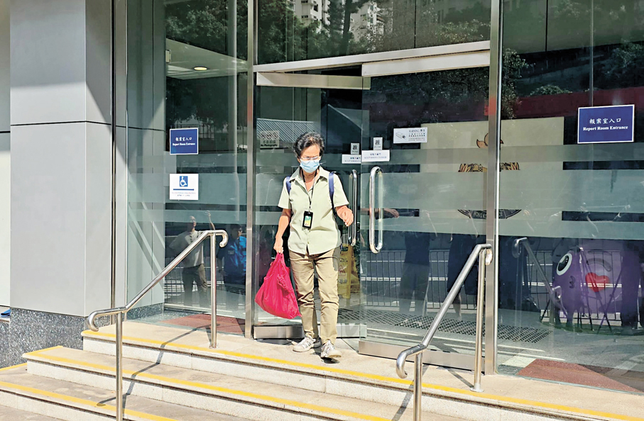 ●馮競文接受國安處調查後離開警署。香港文匯報記者林兆崙  攝
