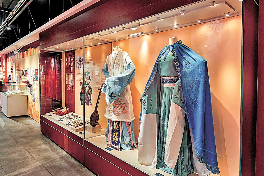 ●廣州華僑博物館展出120件（套）藏品，展覽至9月18日。