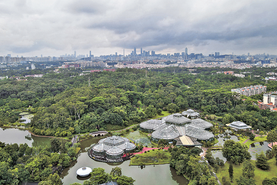●華南國家植物園建有不同主題的溫室，各有千秋。 