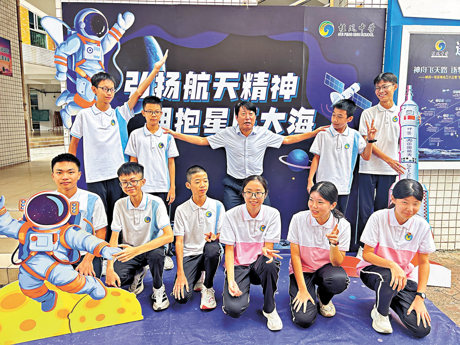 ●桂鳳中學新開闢航天科普板報牆。 香港文匯報記者敖敏輝  攝