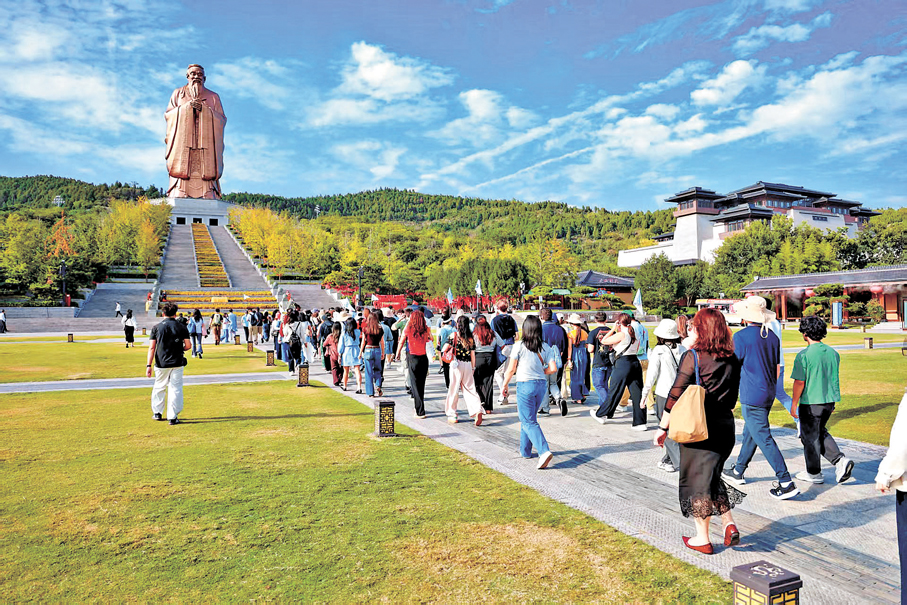 ●美國青年在山東曲阜參訪。