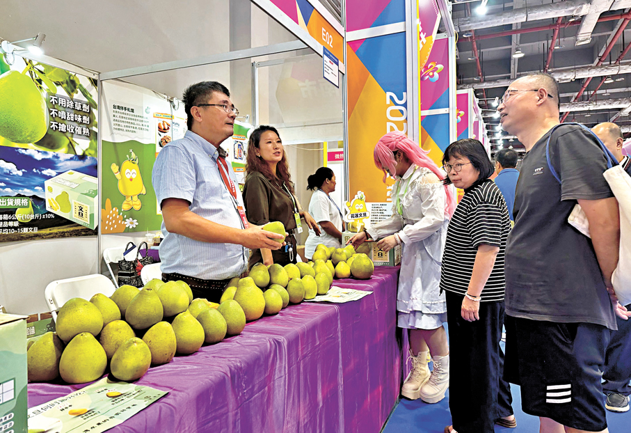 ●今年台灣地區第一批輸入大陸的文旦柚在東莞台博會旺銷。   香港文匯報記者盧靜怡  攝