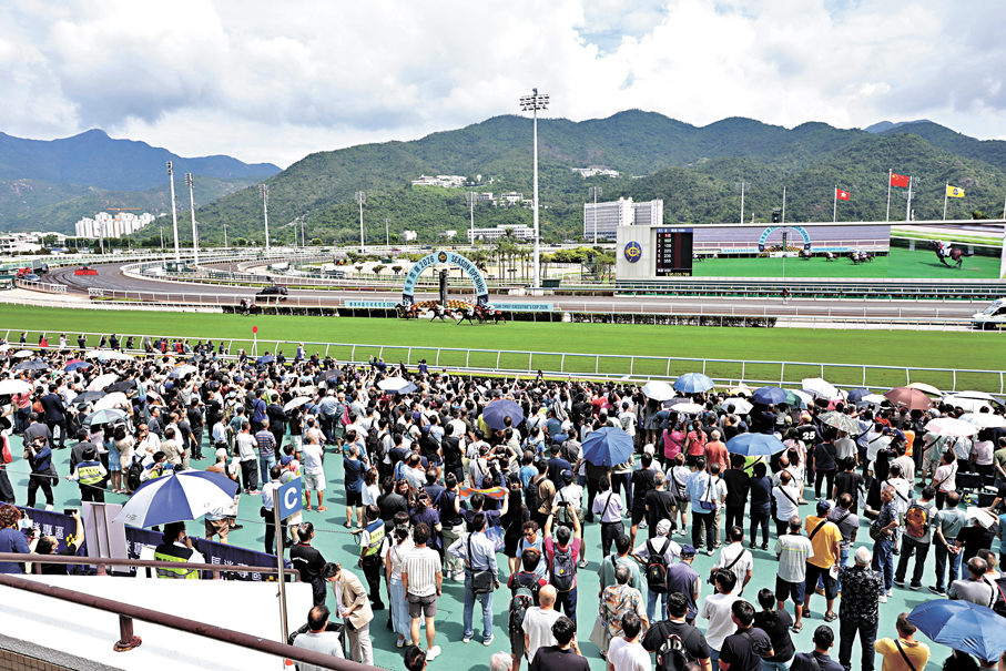 ●馬季開鑼，吸引大批馬迷入場觀賽。香港文匯報記者北山彥  攝
