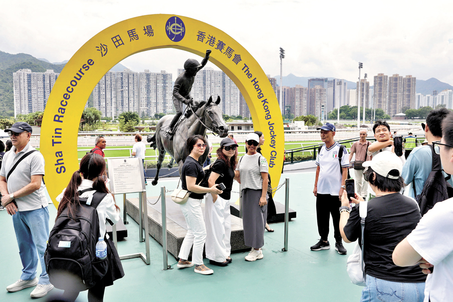 ●一代傳奇馬王「精英大師」銅像前，馬迷打卡合照。香港文匯報記者北山彥  攝