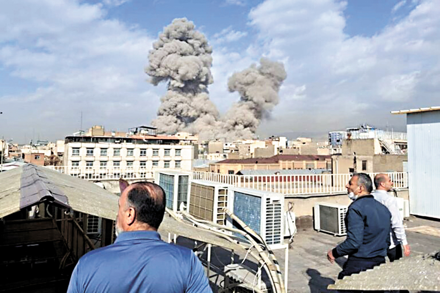 ●伊戰延宕數月，美軍彈庫持續見底。圖為伊戰爆發首日，德黑蘭發生爆炸。 資料圖片