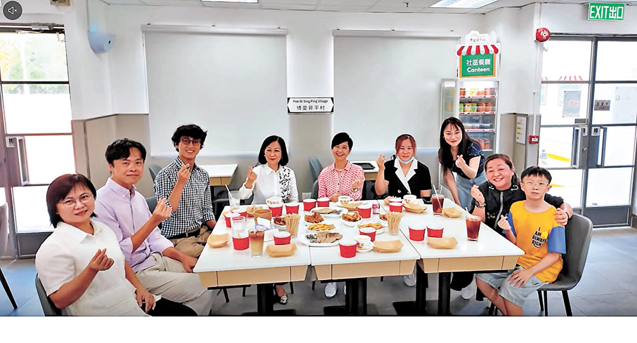 ●何永賢與葉劉淑儀探訪「博愛昇平村」住戶。 何永賢Fb影片截圖