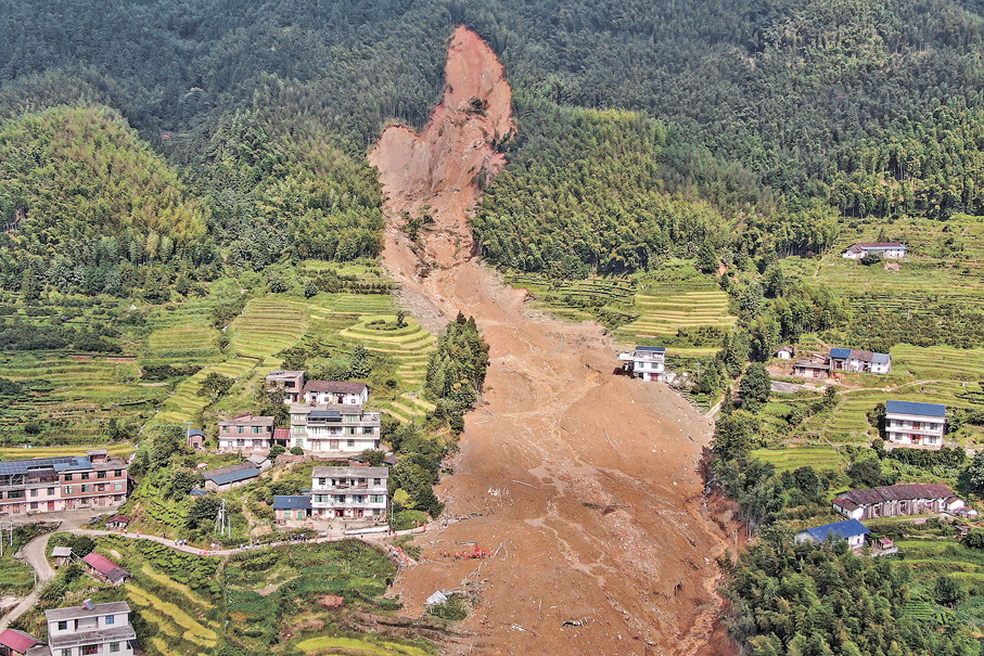 ●9月6日，江西省吉安市遂川縣，消防、武警等救援力量在災害核心區域展開救援行動。截至目前，遂川縣高坪鎮明坑村的泥石流災害已造成3人遇難，另有9人失聯（無人機照片）。   中新社