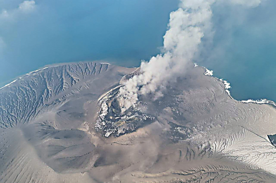 ●喀拉喀托之子火山噴發。 美聯社