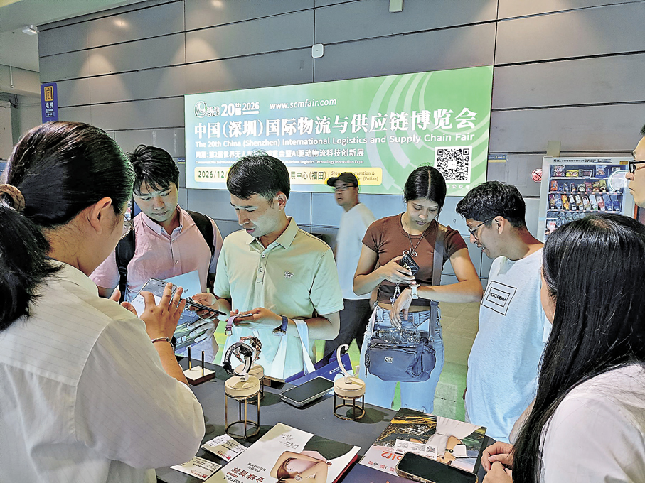 ●研祥潛動推出的高爾夫功能AI手錶成為爆款，受到眾多港人青睞和購買。 香港文匯報記者李昌鴻  攝