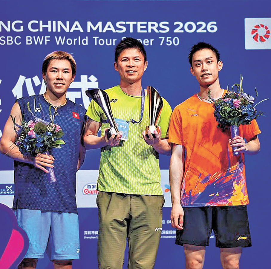 ●李卓耀（左）、吳英倫（右）和總教練黃綜翰合照。   Badmintonphoto圖片