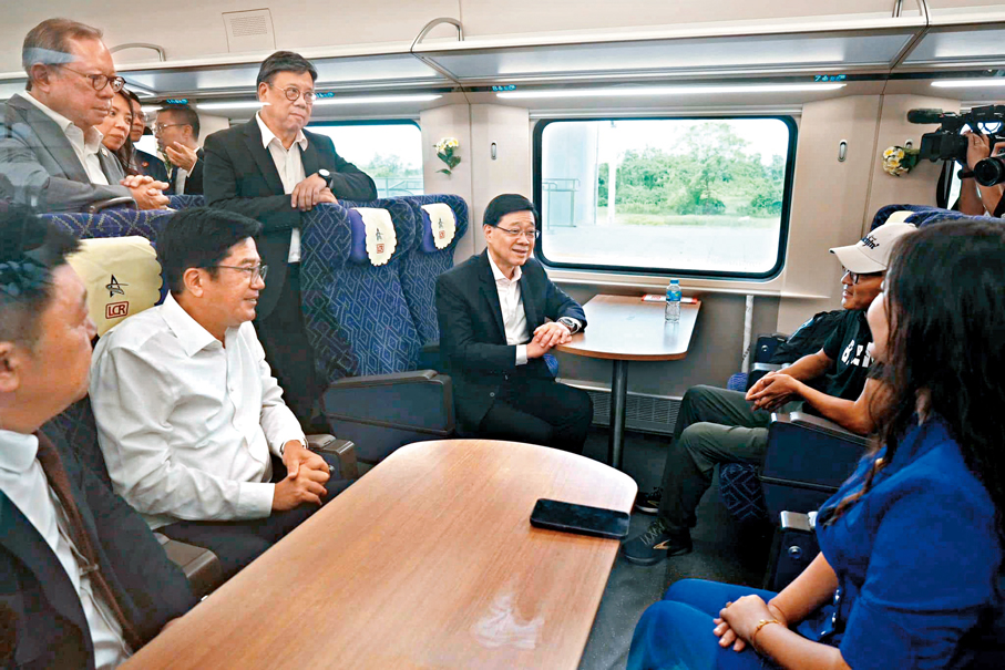 ●李家超2024年率團參觀「一帶一路」中老鐵路項目。資料圖片