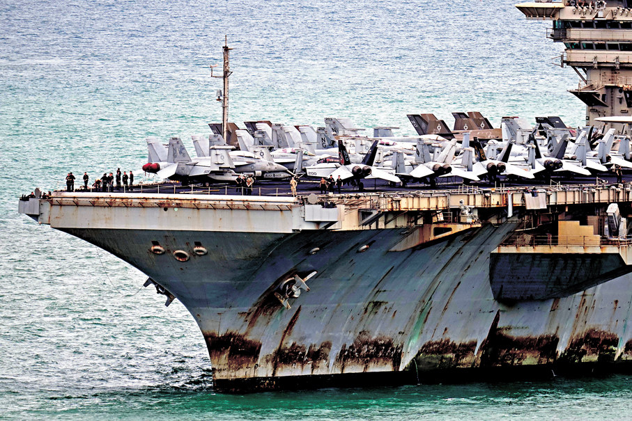 ●「林肯號」早前抵泰國港口進行休整，艦體鏽跡表露無遺。 美聯社