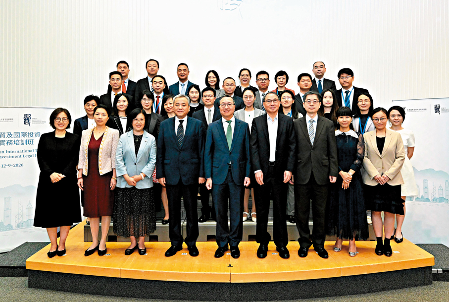 ●圖為開班儀式上嘉賓與培訓班學員合照。 政府新聞處