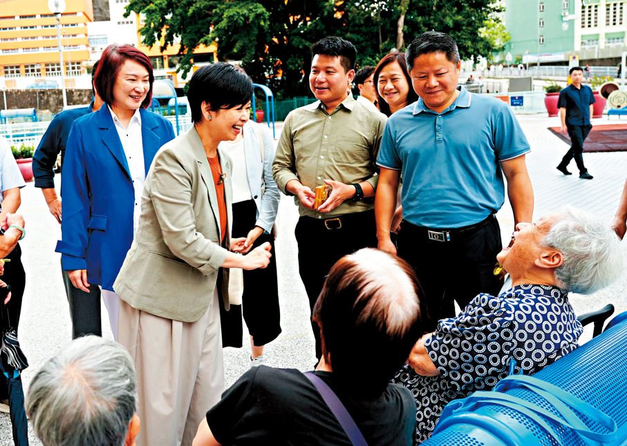 ●何永賢、李慧琼與愛民邨婆婆交談。 李慧琼Fb圖片