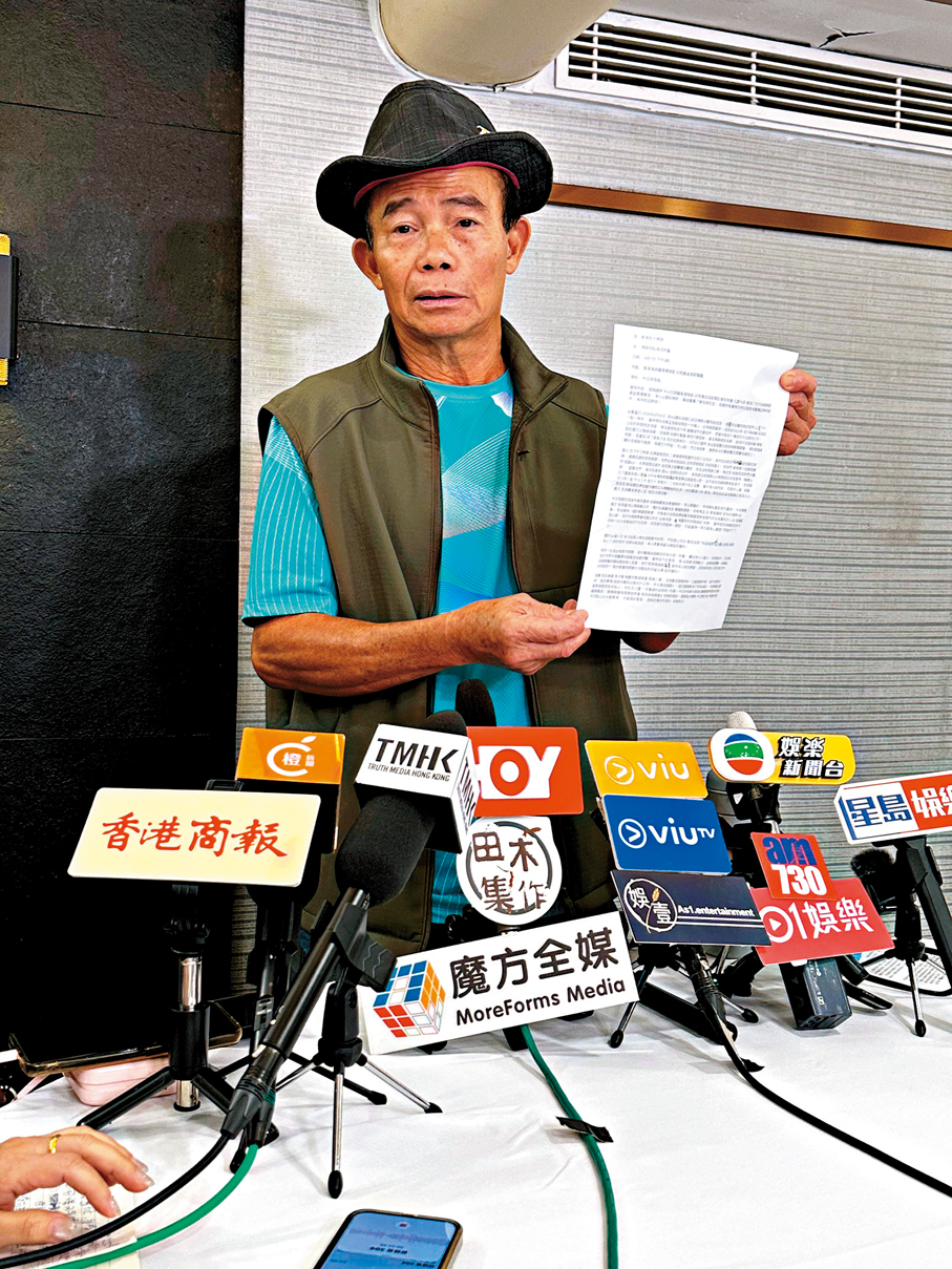 ●梅啟明於記者會上展示聲明。  香港文匯報記者林子棠 攝