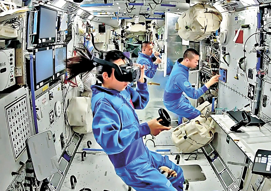 ●黎家盈佩戴虛擬實境（VR）設備開展行為學測試。 資料圖片