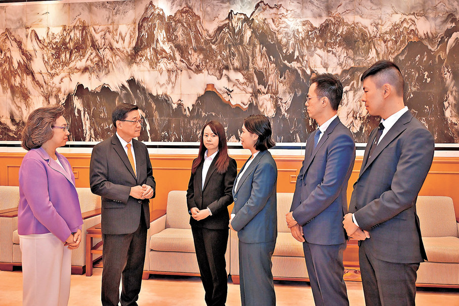 ●李家超向青年公務人員了解赴任前的準備情況。   政府新聞處