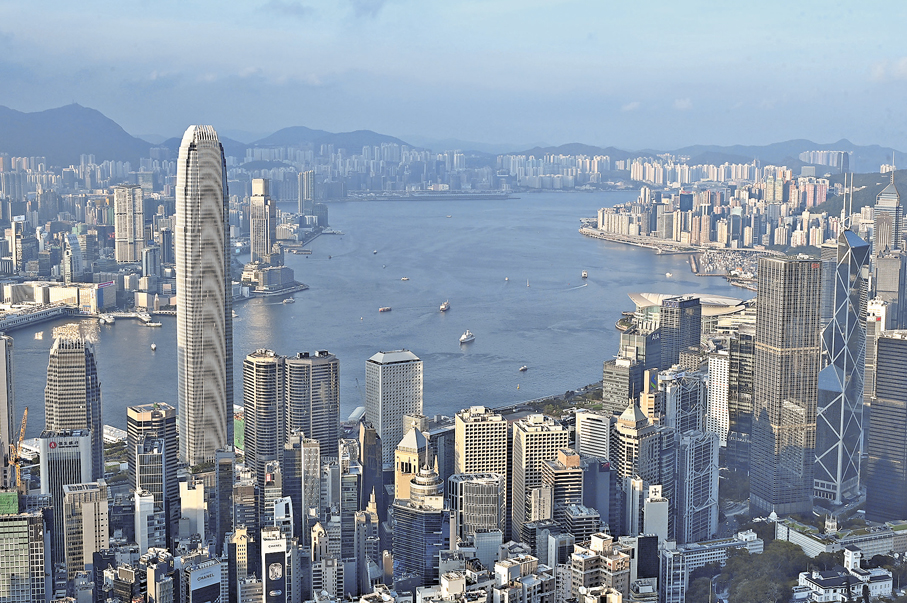 ●香港證監會與金管局調查結果顯示，去年香港非交易所買賣投資產品銷售額及市場參與度創新高。圖為維港景觀。 資料圖片