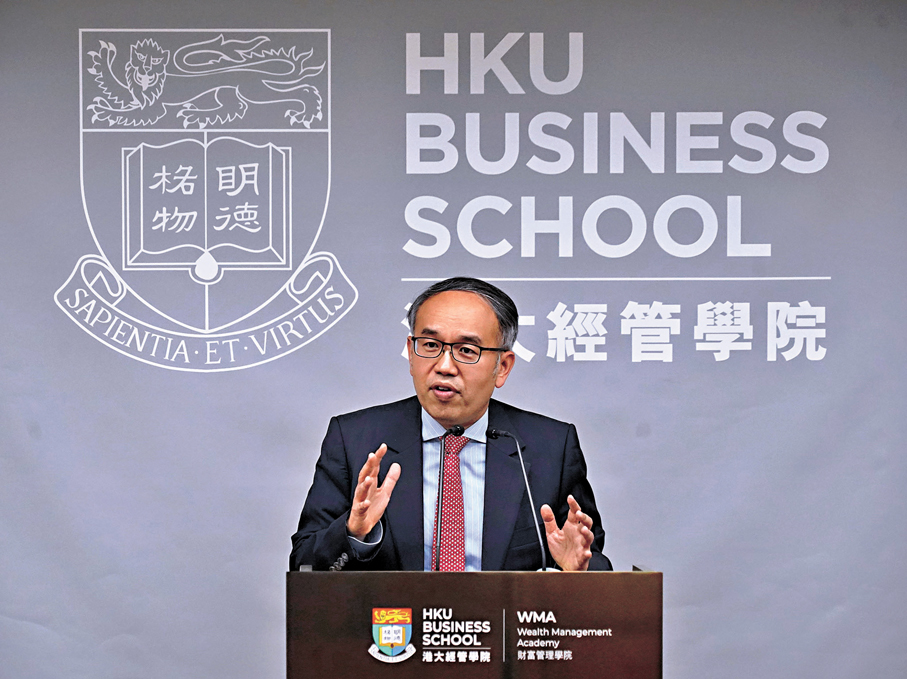 ●許正宇指出，港從贏取信任等三方向鞏固財富管理優勢。 香港文匯報記者曾興偉  攝