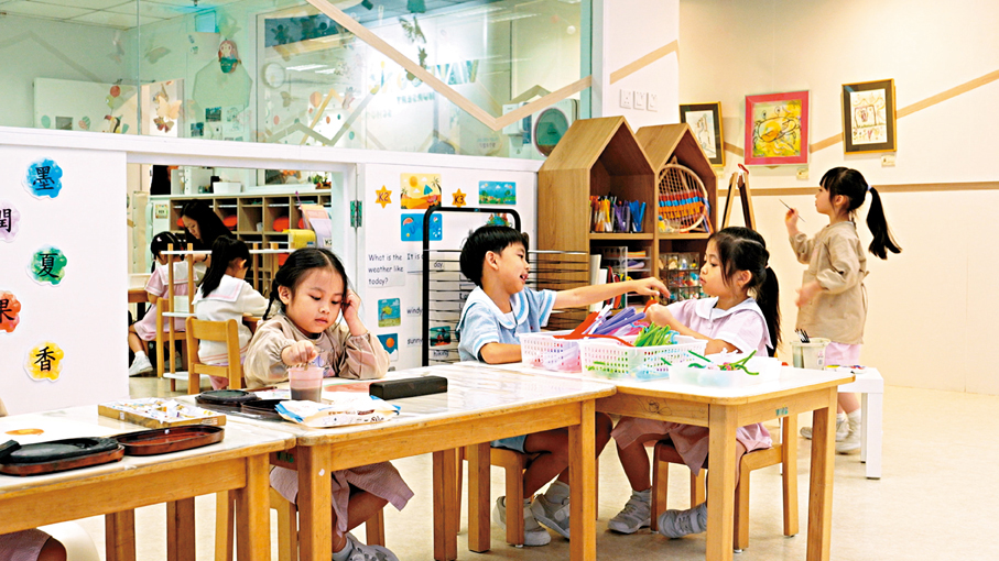 ●Michael兒子的幼兒學校放學時間可延長至晚上7時。 港台供圖