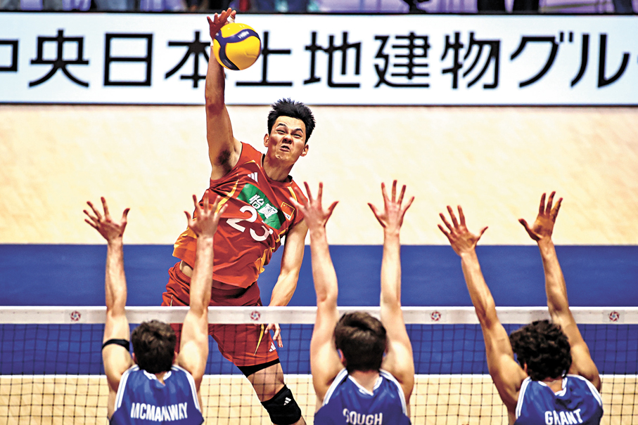 ●中國隊球員王濱（上）在比賽中扣球。  新華社