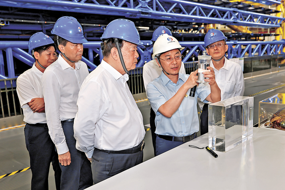 ●夏寶龍在江門中微子實驗站調研。 港澳辦圖片